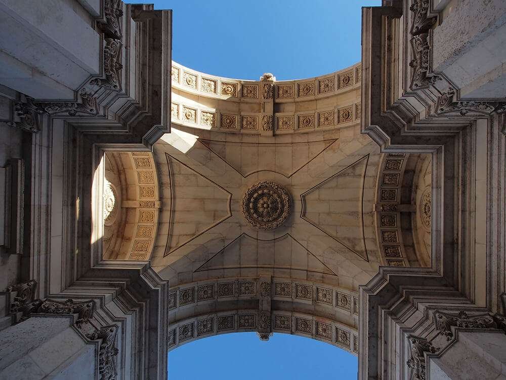 Gebäude mit Arkaden in Praça do Comércio Lissabon