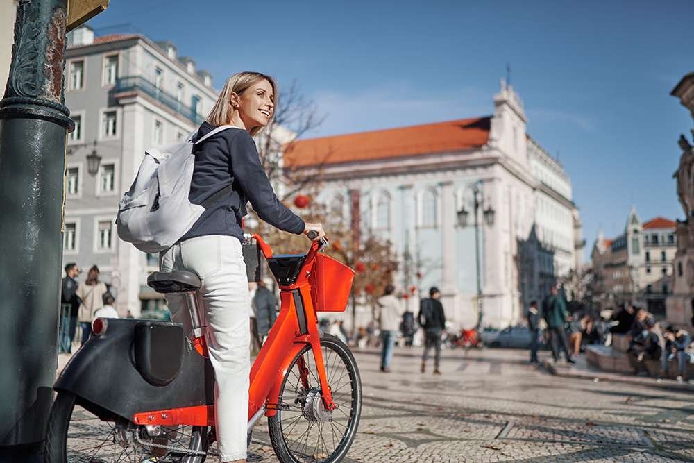 Roller und Fahrrad entlang der Küste in Belém in Lissabon