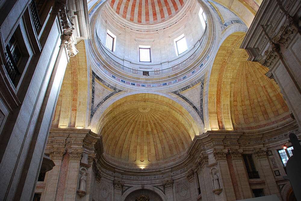Admirez le design intérieur du Panthéon national à Lisbonne