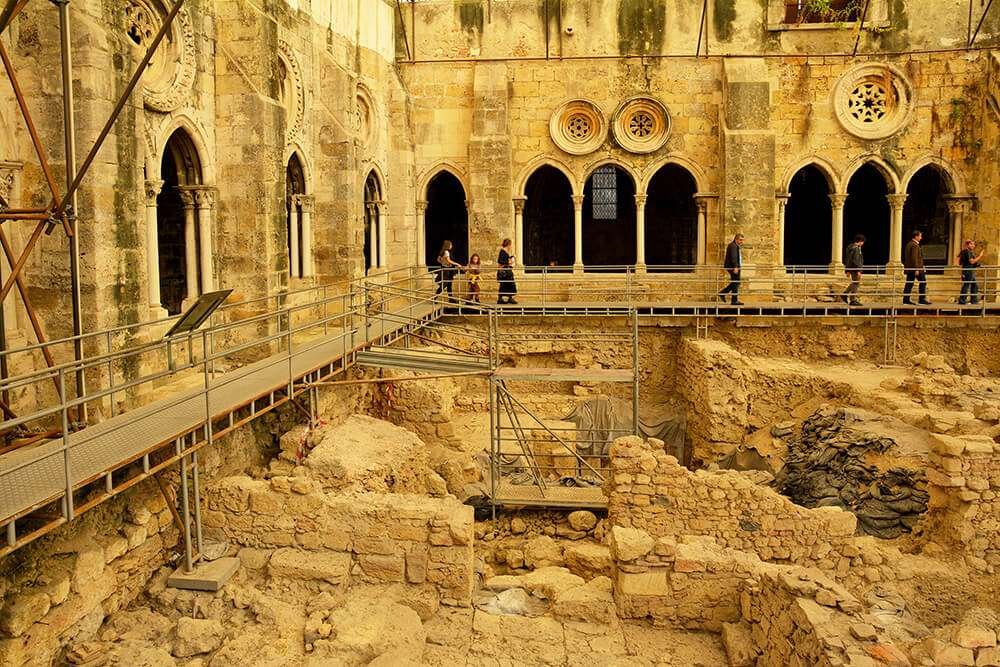 Explorez les fouilles archéologiques dans le cloître