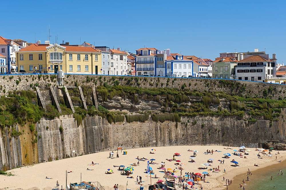 Frappez les plages à Lisbonne au Portugal